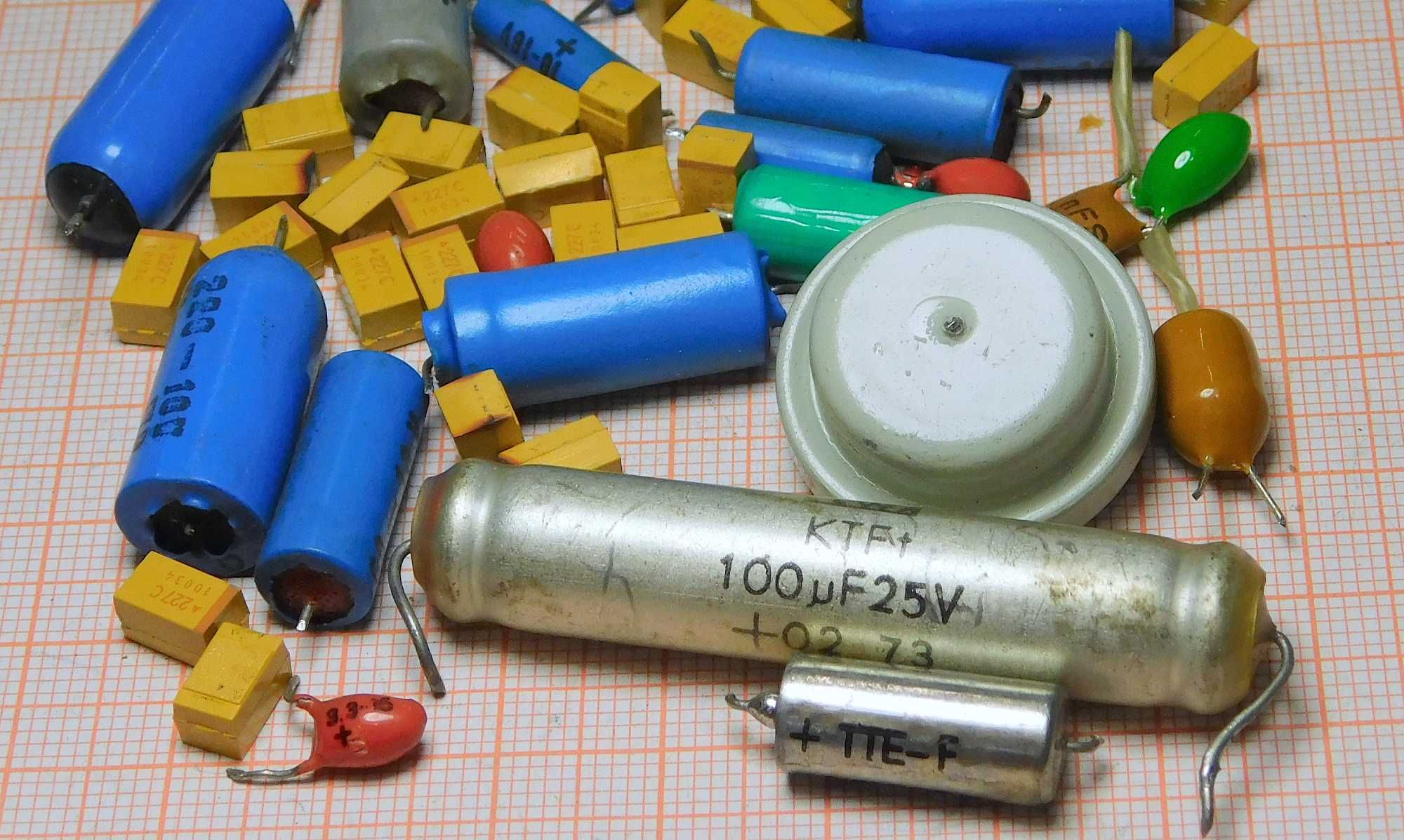 Części elektroniczne kondensatory tantalowe ok 130g odzysk [038]