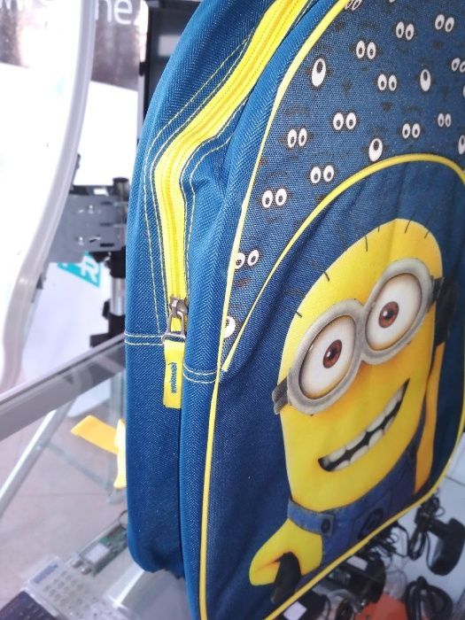 Mochila original dos Minions. Medidas 39x29x11cm