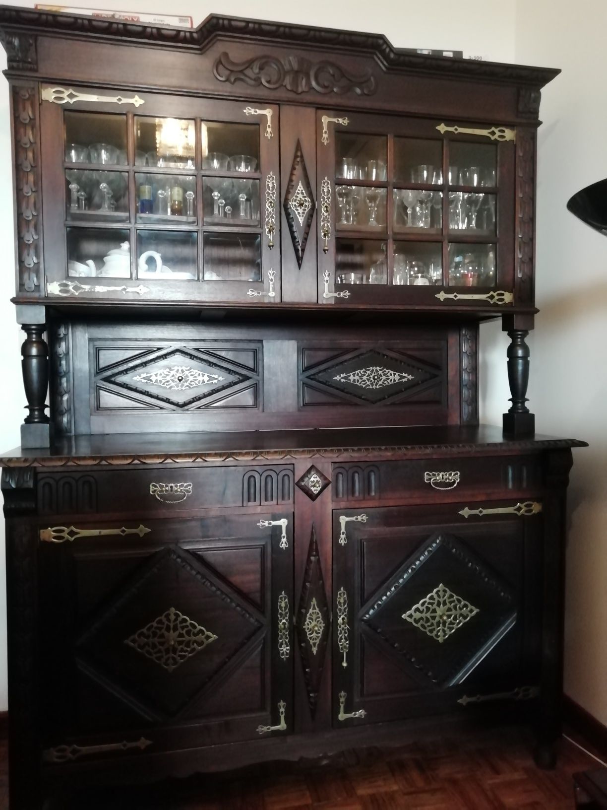 Lindo Móvel Estilo Holandês com cristaleira
