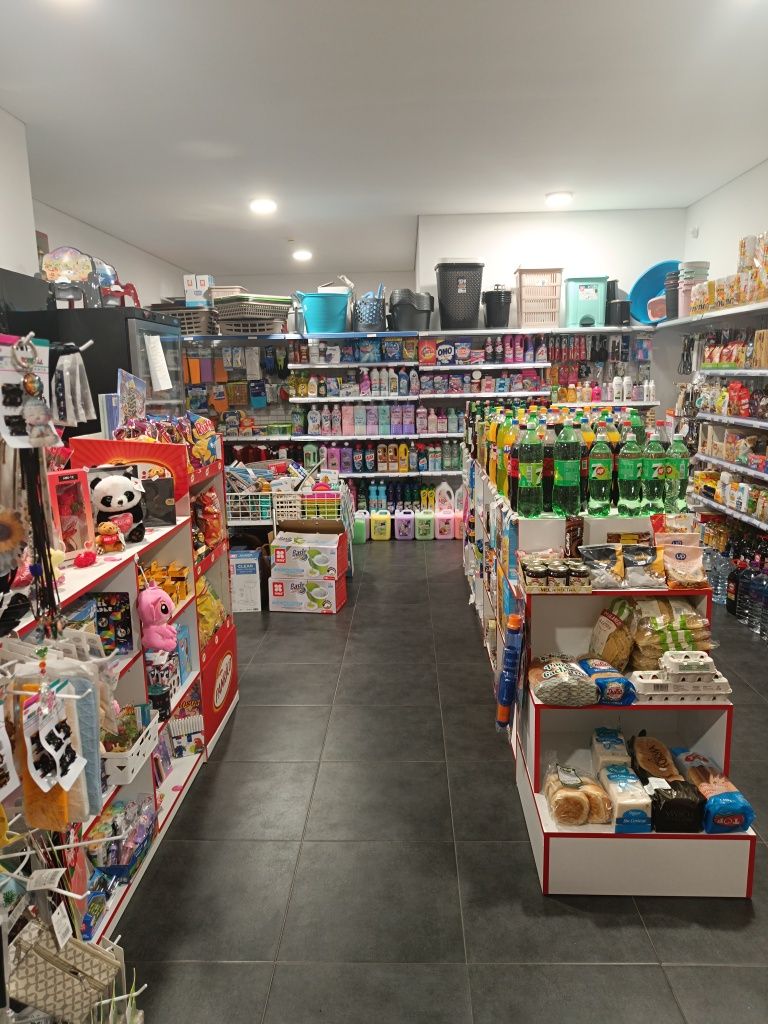 Vendo estantaria e moveis  de loja