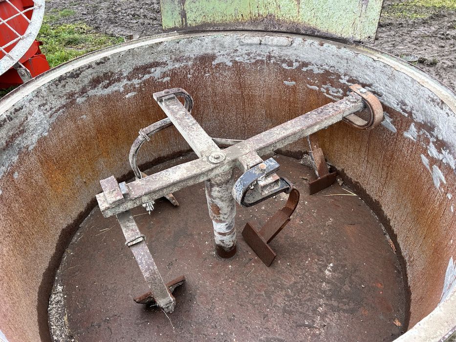 Duży Mieszalnik betonu ciągnikowy betoniarka ciagnikowa