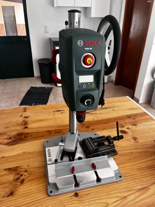 Furadeira de bancada com torno.