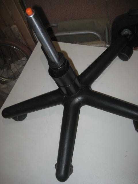 Основа для компьютерного кресла с колесиками и пневмоцилиндром