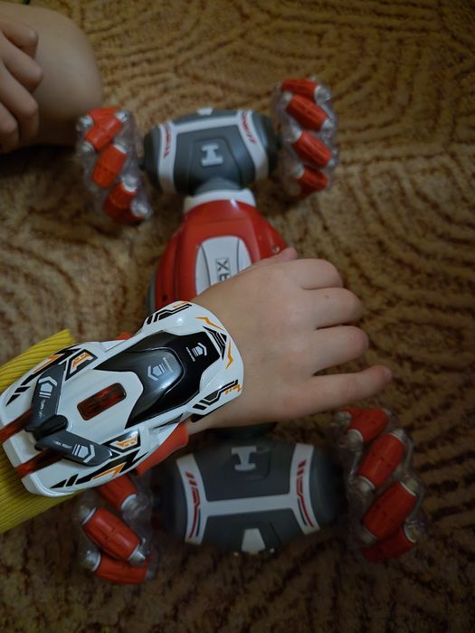 Машина на радіокеруванні двома способами