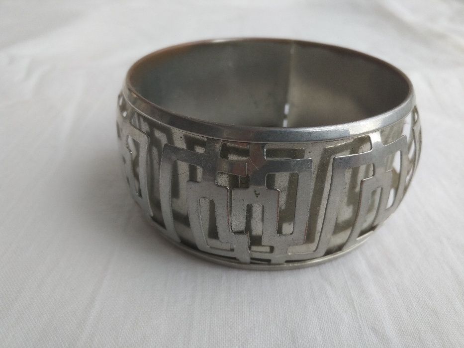 Pulseira prateada com relevo