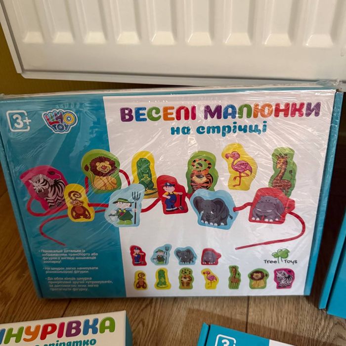 Дитічі іграшки-шнурівки