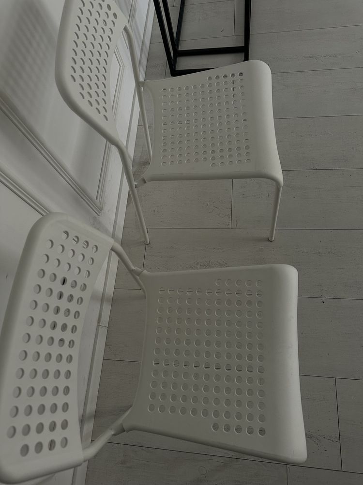 Dwa biale krzesła jadalniane ikea