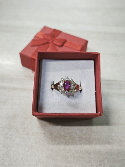 Złoty pierścionek czerwone oczko z białymi cyrkoniami pr585