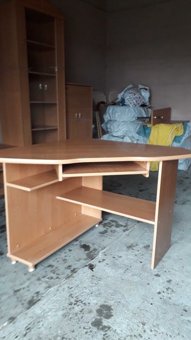 meble, drzwi, łóżko, stolik, żyrandol, obraz, stolik rtv, stary kufer