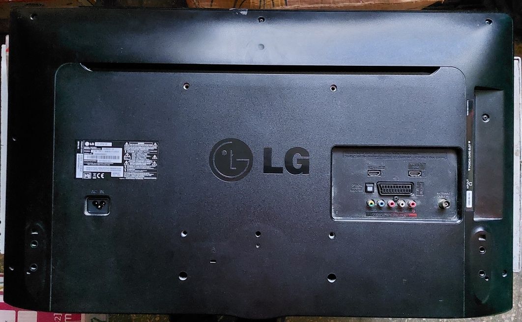 Телевізор LG 32LB5610 на запчастини чи для ремонту