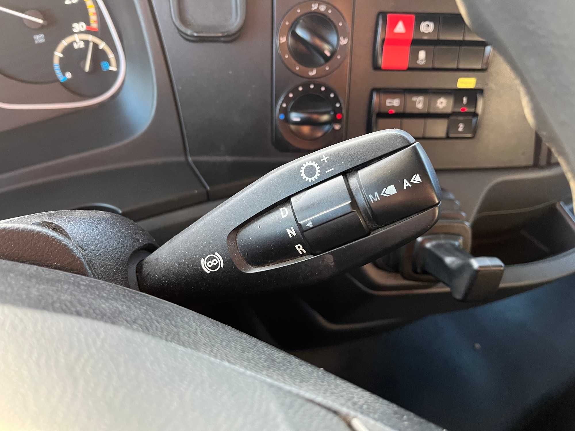 Mercedes ATEGO firanka z windą - Wynajem