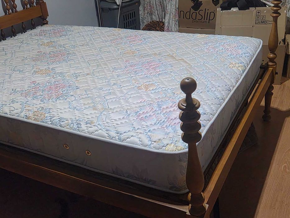 Cama de casal de madeira completa