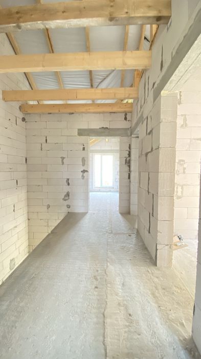 Напівособняк 130 м² з гаражем і 3 сотками землі біля міста