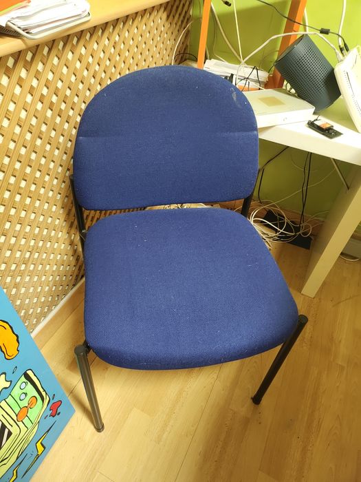 Cadeira estofada azul – estrutura preta
