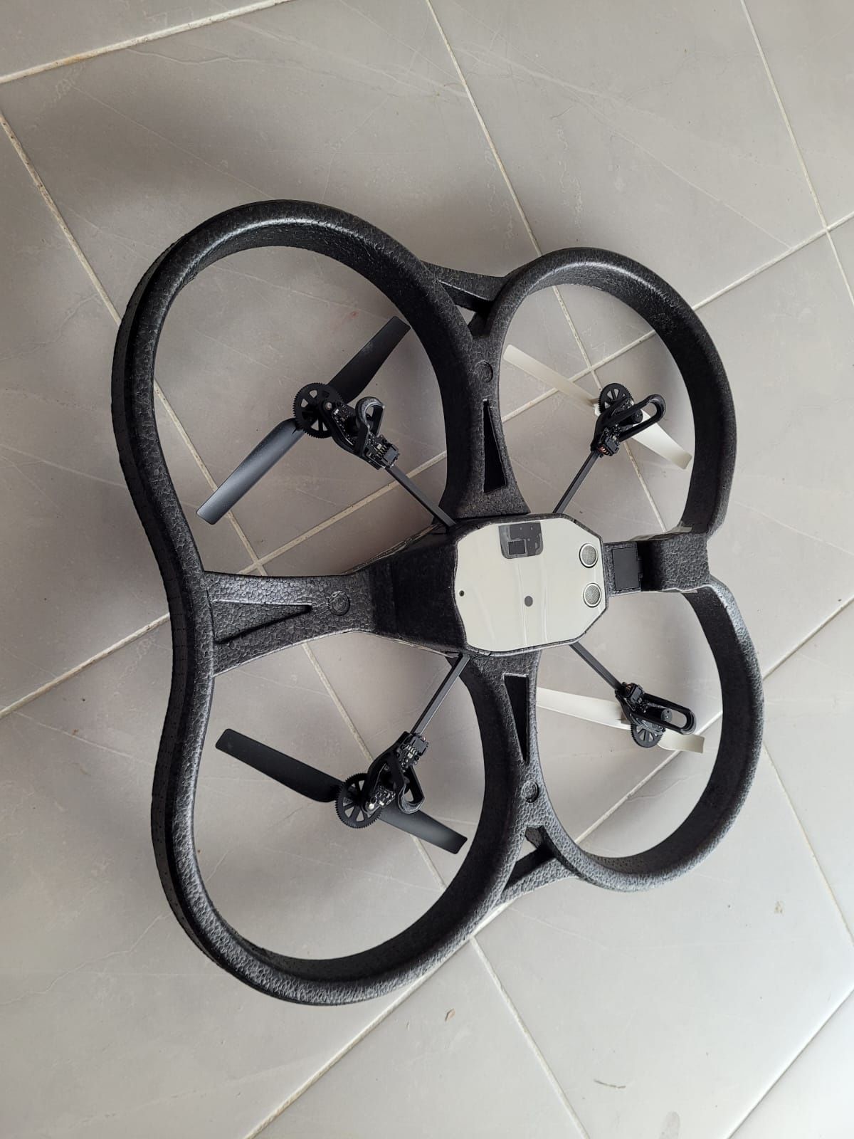 Drone Parrot Quadricóptero AR.DRONE 2.0 Elite Edition Sand