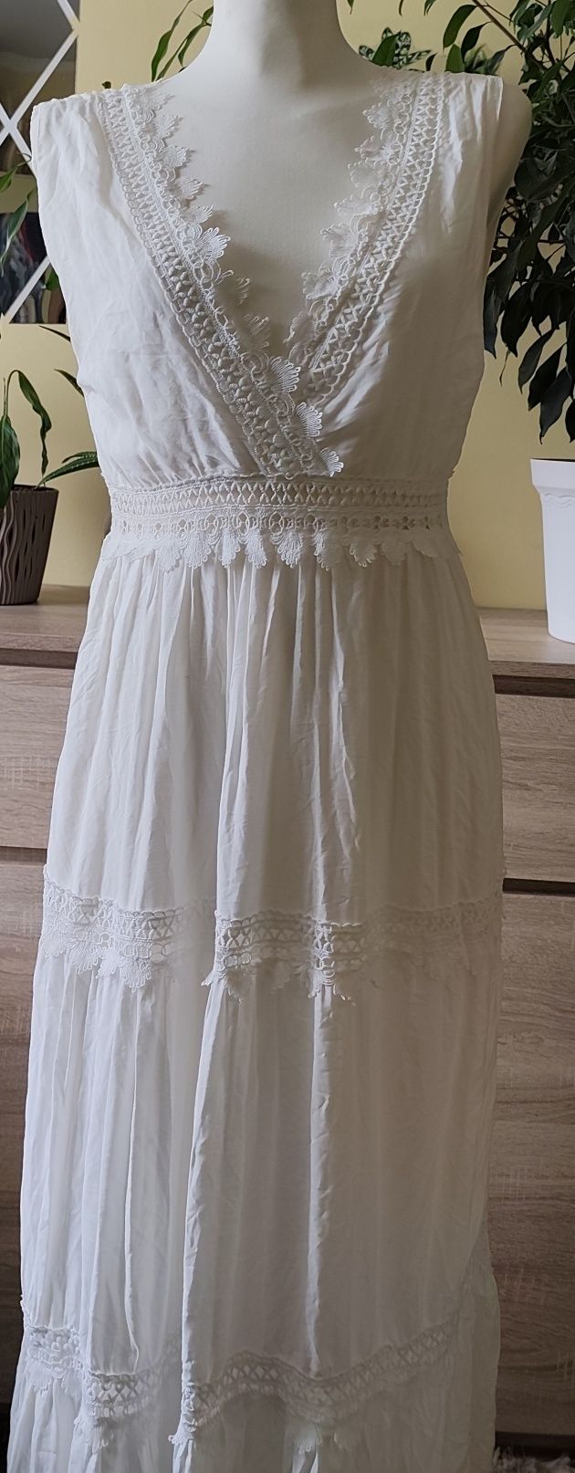 Biała długa sukienka boho