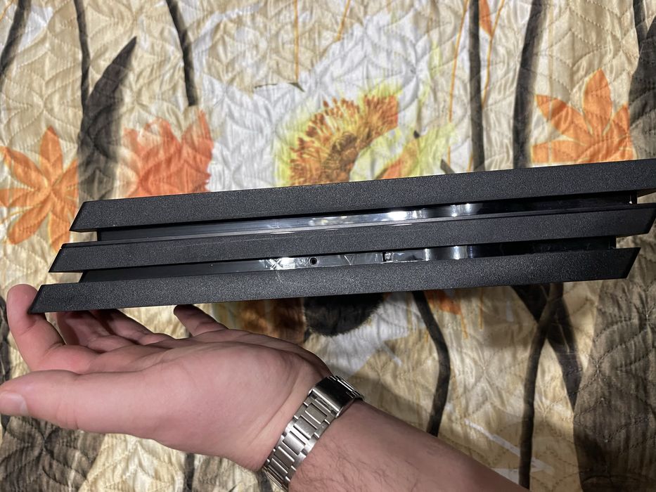 Sony Playstation 4 pro(1 терабайт памяти)