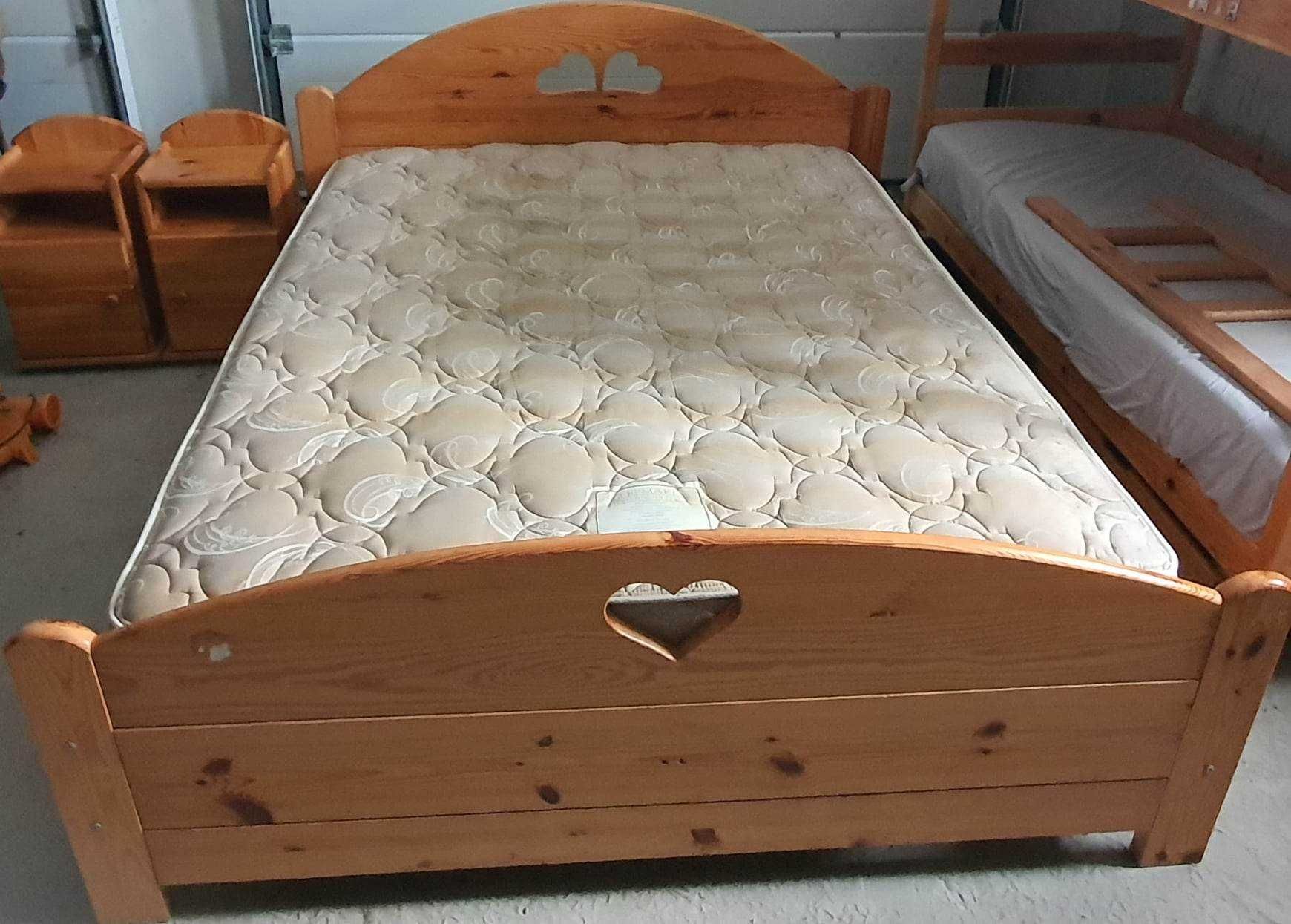 Sypialnia drewniana z materacem