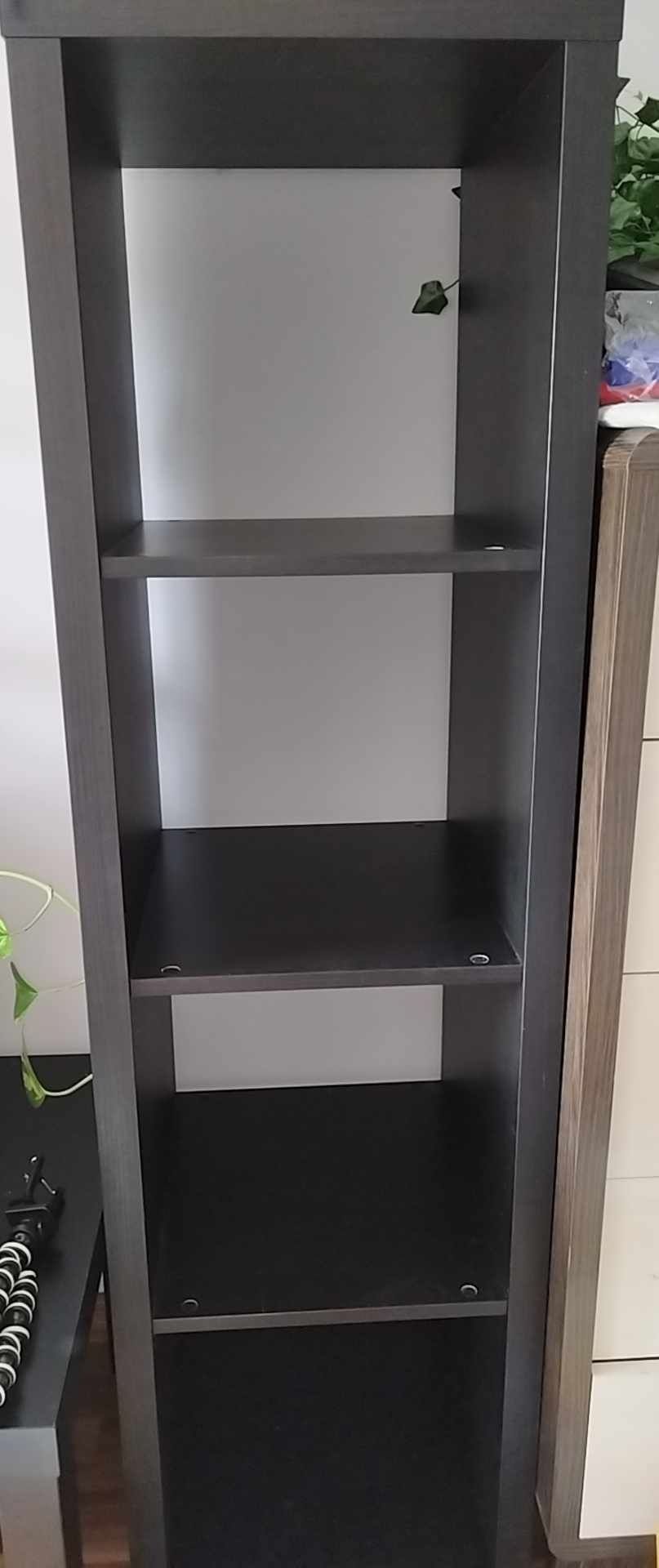 Regał z otwartymi półkami