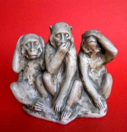 Статуэтка из камня трёх обезьян