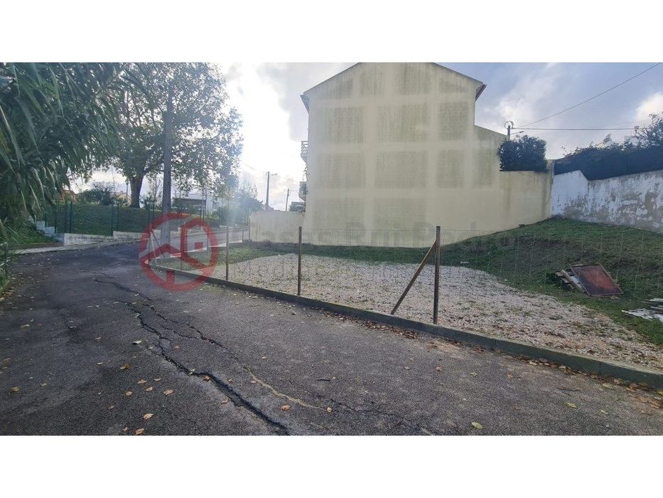 Terreno para construção de moradia geminada, na Pontinha, Odivelas