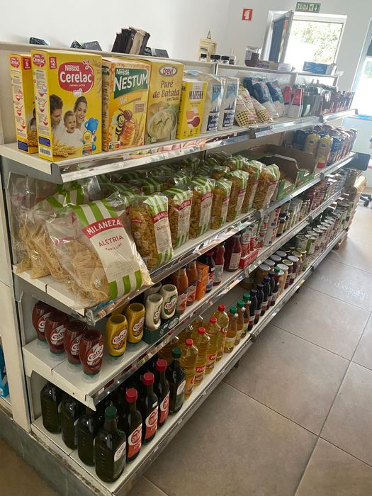 Prateleiras em ilha supermercado