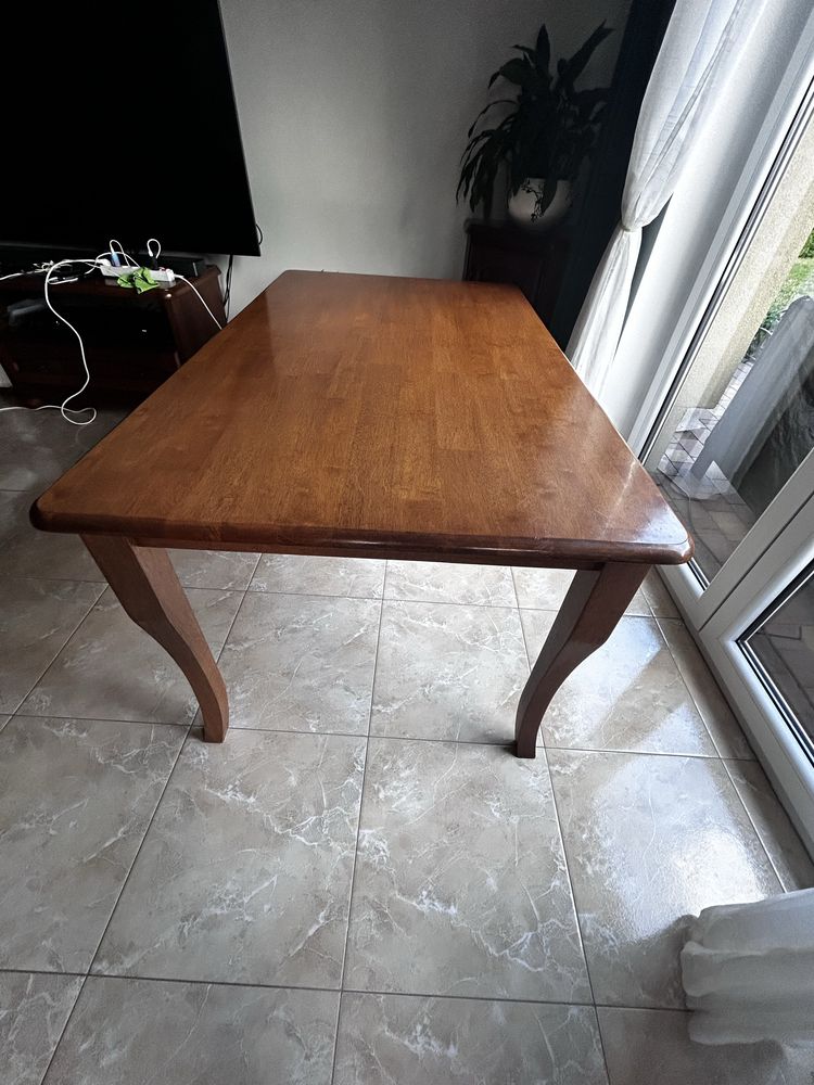 Drewniany stół do jadalni – klasyczny, solidny