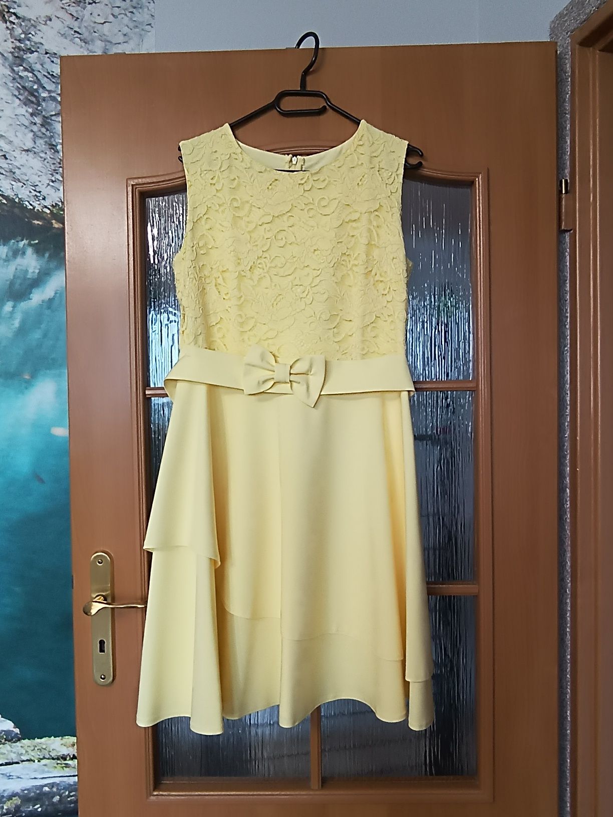 Żółta sukienka z kokardą