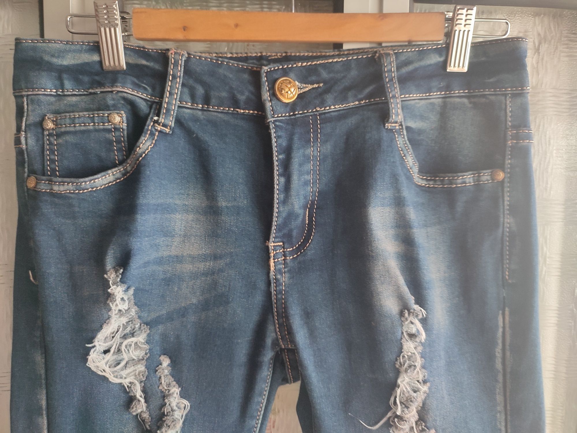 Calças jeans tamanho M estilo rasgado