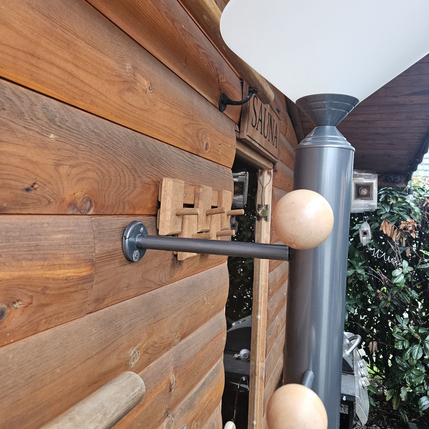 Lampa z wieszakiem do przedpokoju