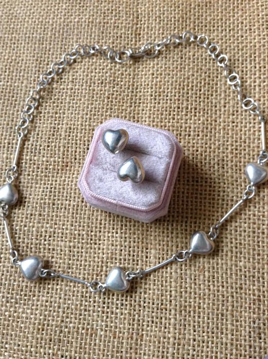 набор украшений из серебра.