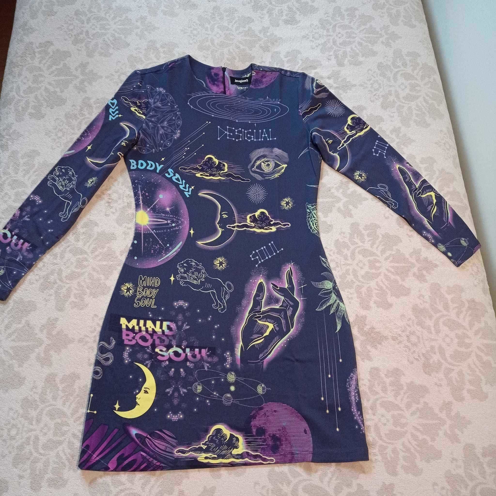 Dopasowana sukienka w astrologiczne wzory