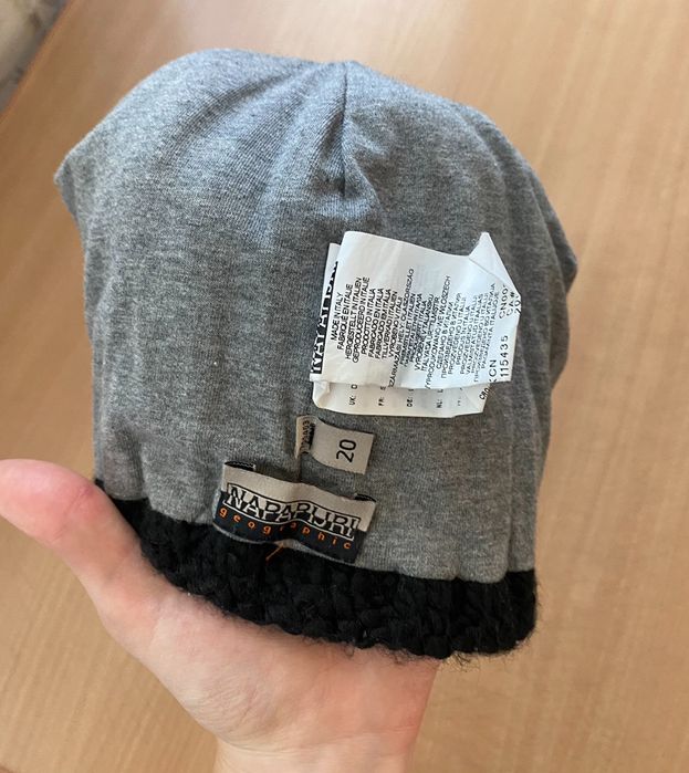 Czarna czapka sportowa