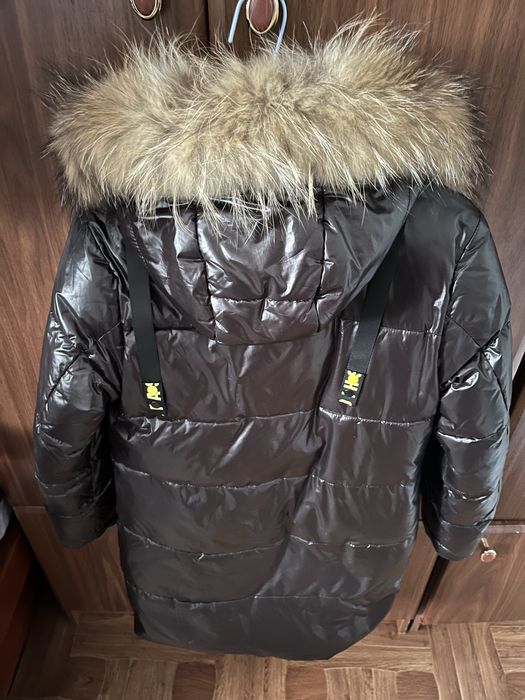 Зимова тепла куртка.Гарно виглядає.На дівчинку підлітка 12 ,13 років.