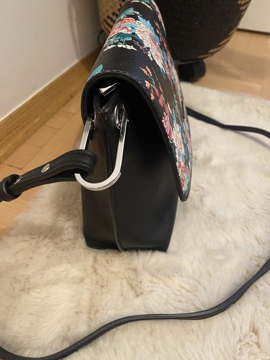 Czarna torebka w kwiaty