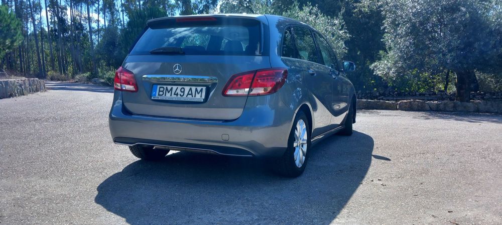 Mercedes B180 d style ipecável  em estado novo.