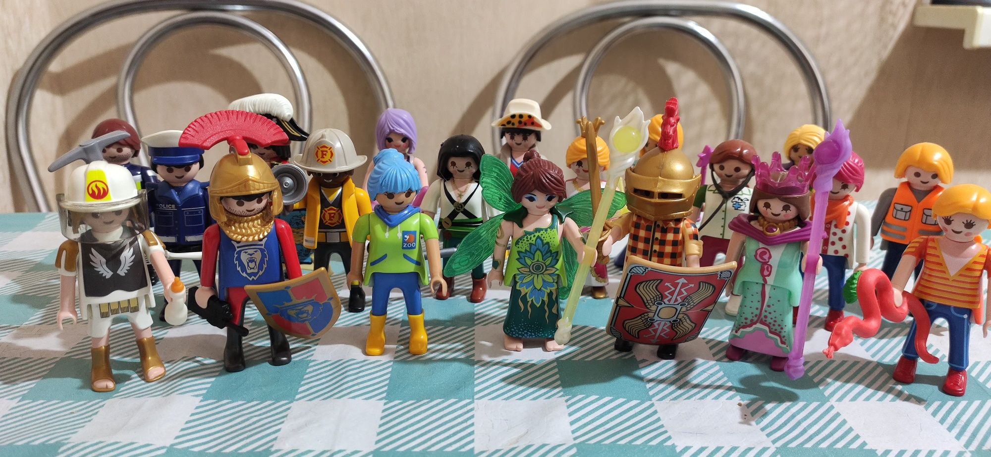 Playmobil  20 фігурок різних професій, ціна за всі.

Дж