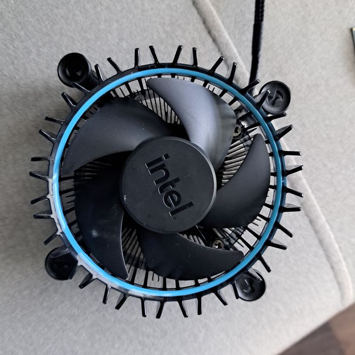 Procesor i3 8100