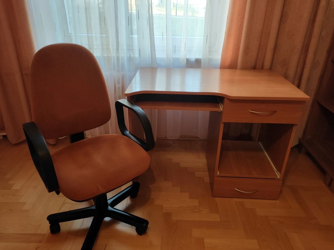Zestaw biurko z komodą i biblioteczką plus krzesło