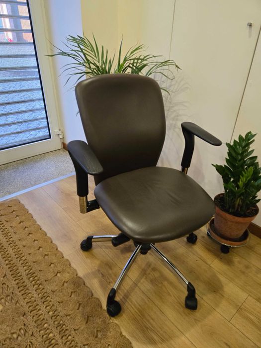 tenho para venda cadeira de escritório quase nova nunca teve uso