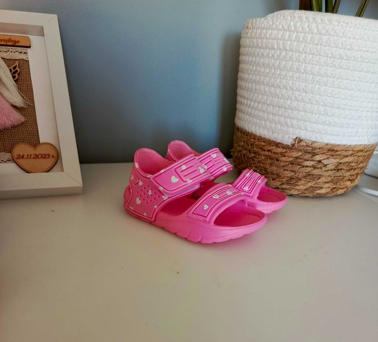 Sandałki dla dziewczynki na basen