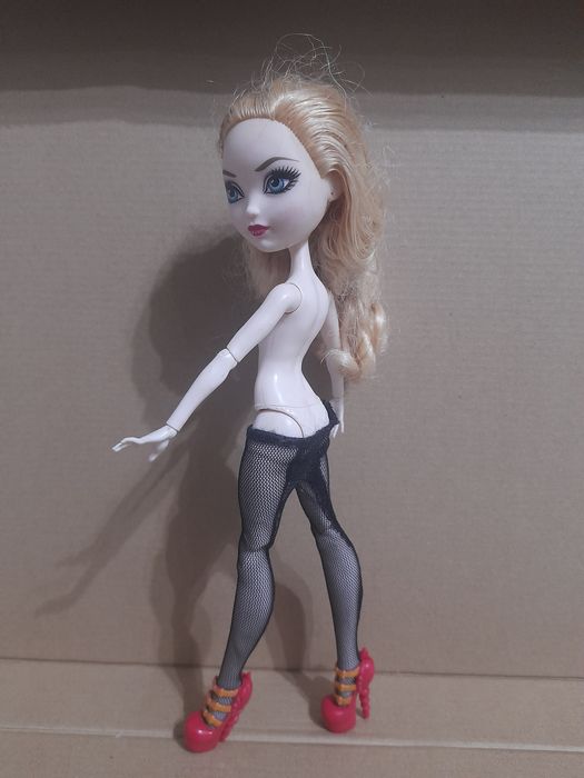Boneca da colecção Ever After High