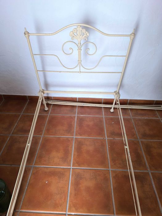 Colchão molas solteiro + estrutura de ferro