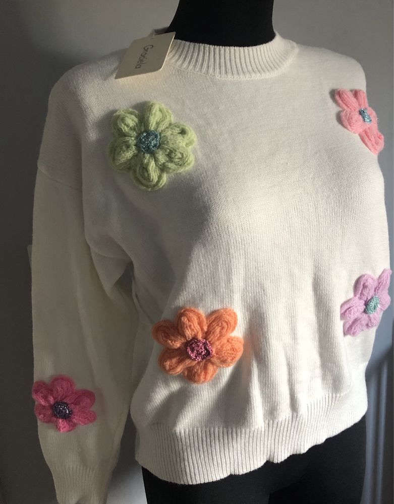 Sweter biały, wiosna kwiaty
