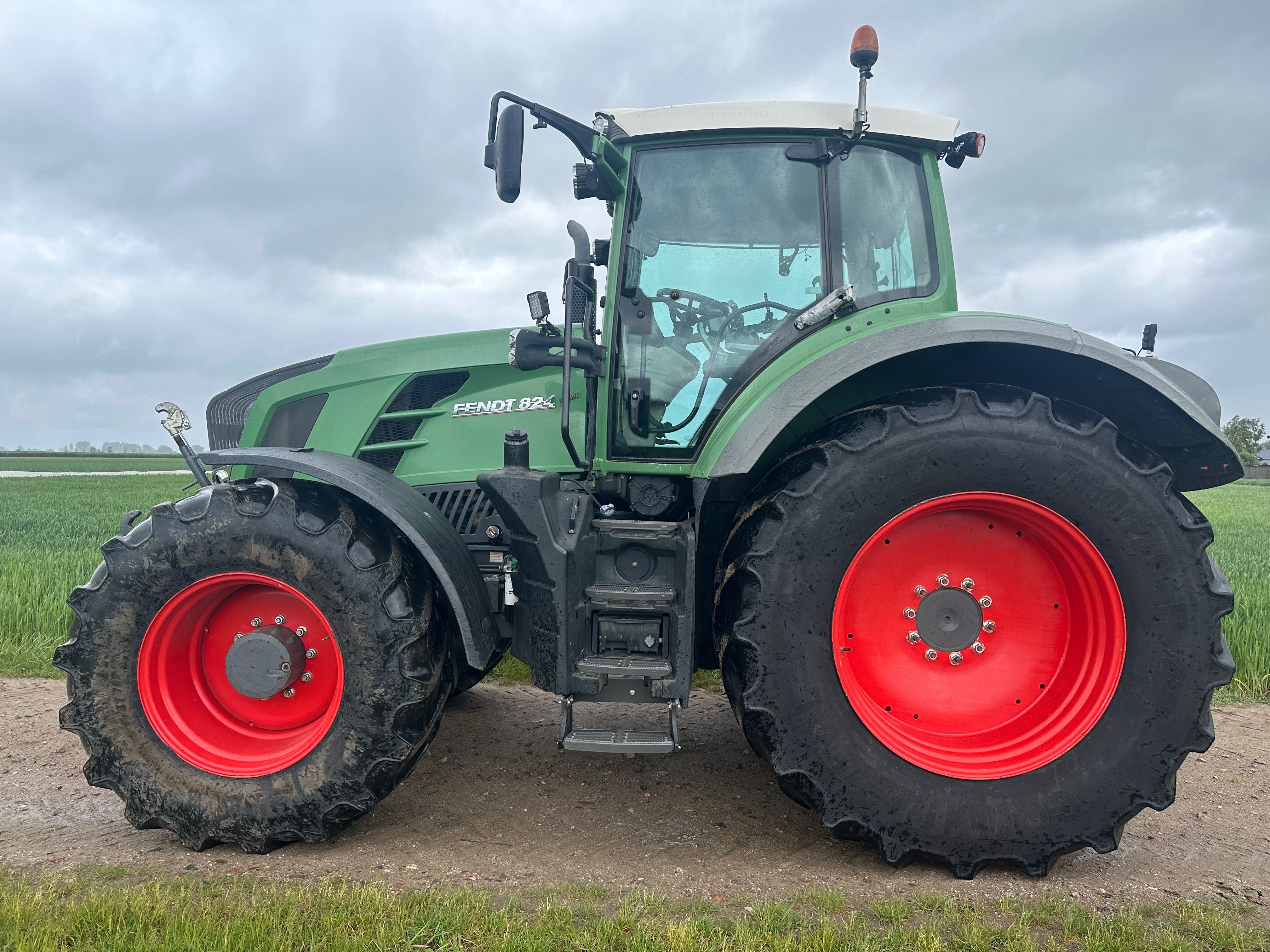 Fendt Vario 824 z Niemiec przedni WOM