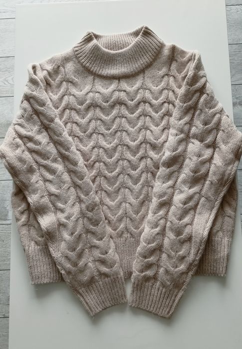 Beżowy sweter damski z dodatkiem wełny