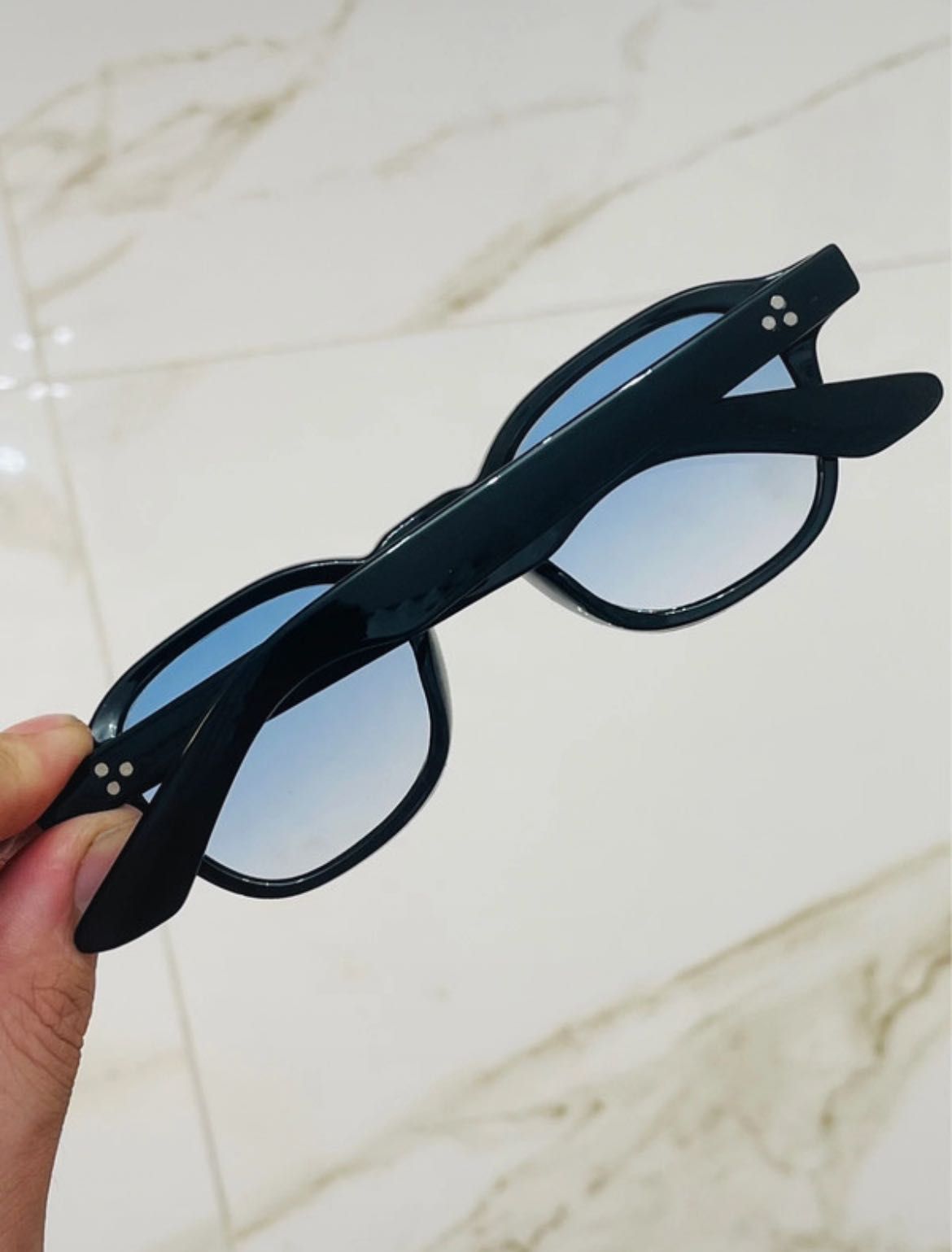 Óculos de Sol Vintage cor preto com lente em gradiente azul