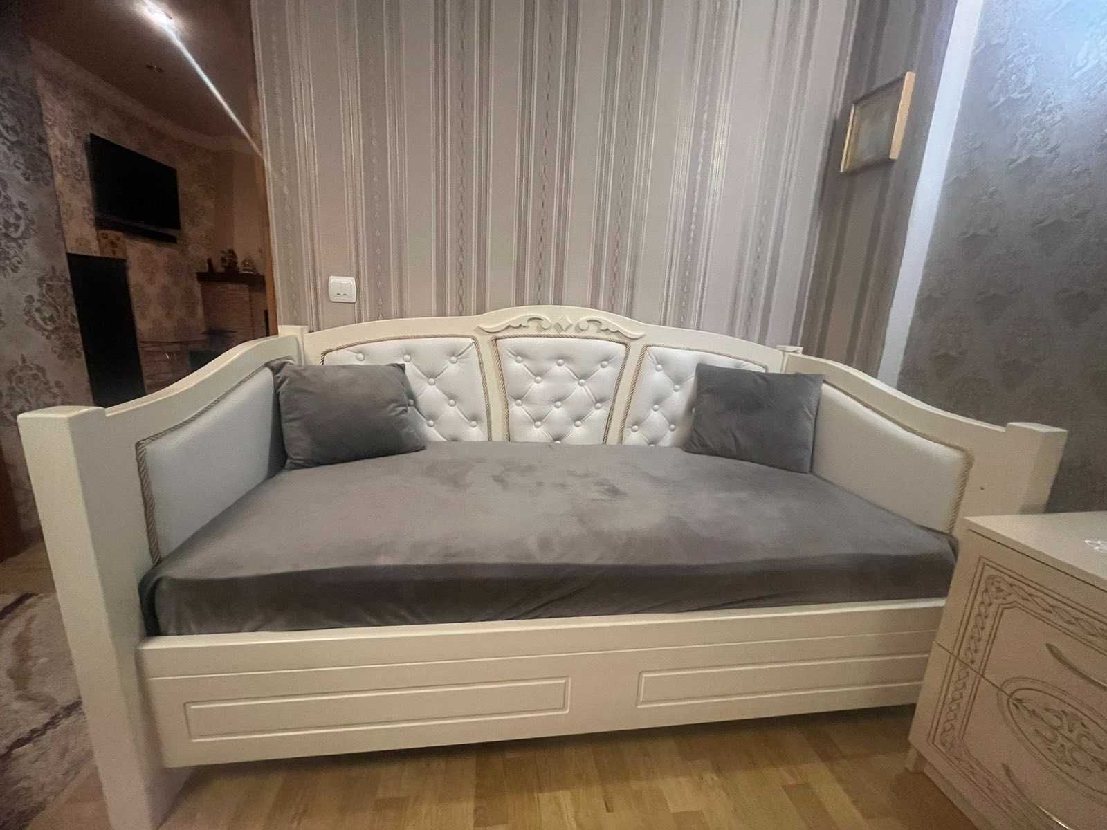 Диван, дитяче ліжко
