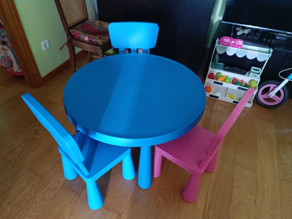 Mesa de criança e 3 cadeiras