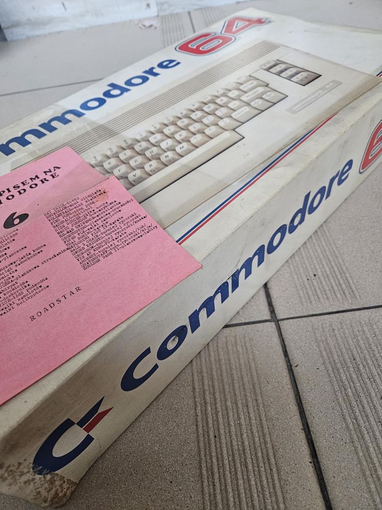 Commodore 64 C64C z pudełkiem – retro komputer – bez zasilacza